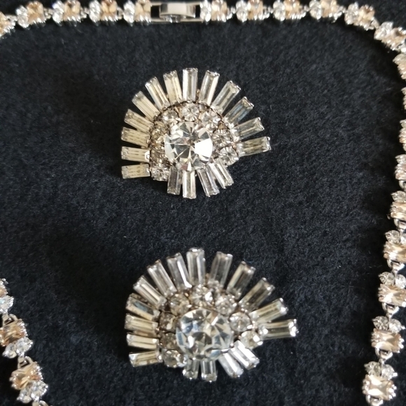 Pink Clear Rhinestones Necklace and Earring Set - Picture 3 of 8